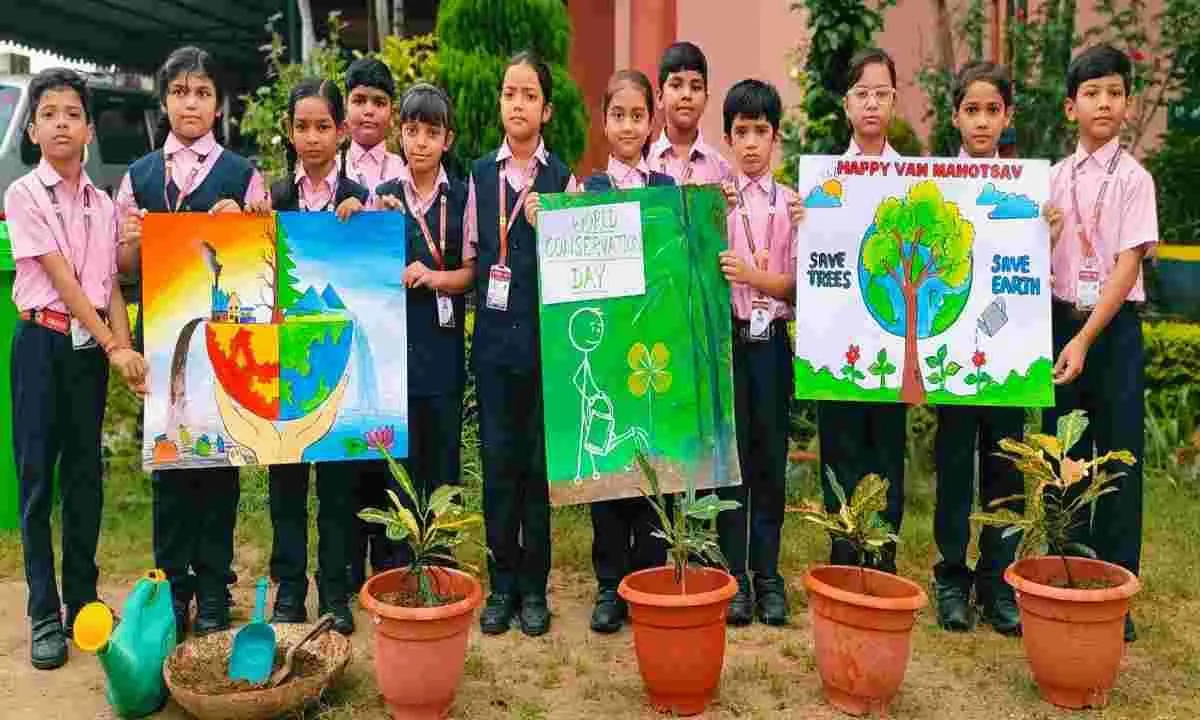 Koderma News: हरियाली का संदेश लेकर मंच पर उतरे नन्हे कदम, ग्रिजली स्कूल में मनाया पर्यावरण दिवस
