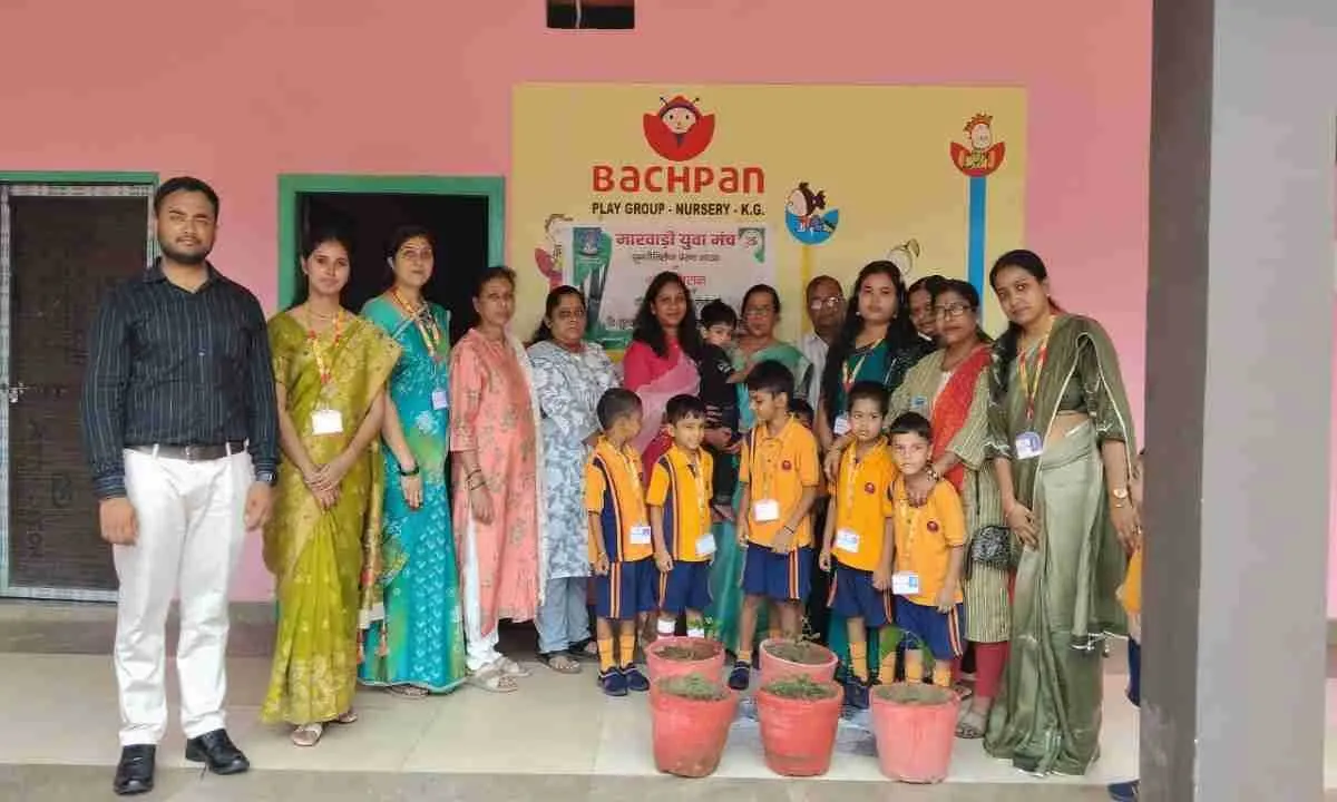 Koderma news: हरियाली की ओर एक कदम: बच्चों के साथ मारवाड़ी युवा मंच ने चलाया पौधारोपण अभियान