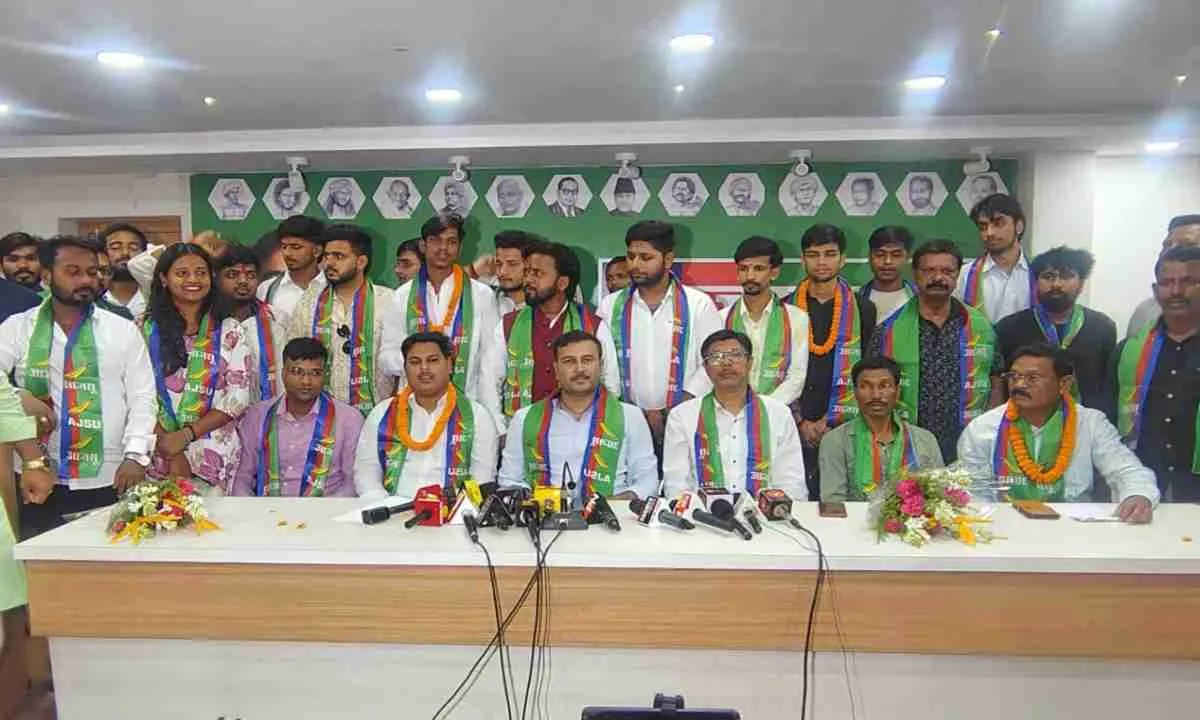 मिलन समारोह में झारखंड छात्र मोर्चा के दर्जनों छात्र आजसू छात्र संघ में शामिल