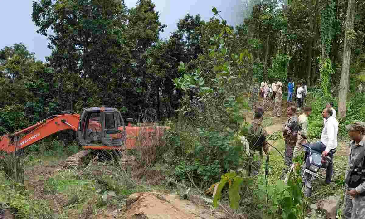 Koderma News: सिरसिरवा जंगल में अवैध खनन पर गिरी गाज, पोकलेन जब्त, 6 संदिग्ध दबोचे गए