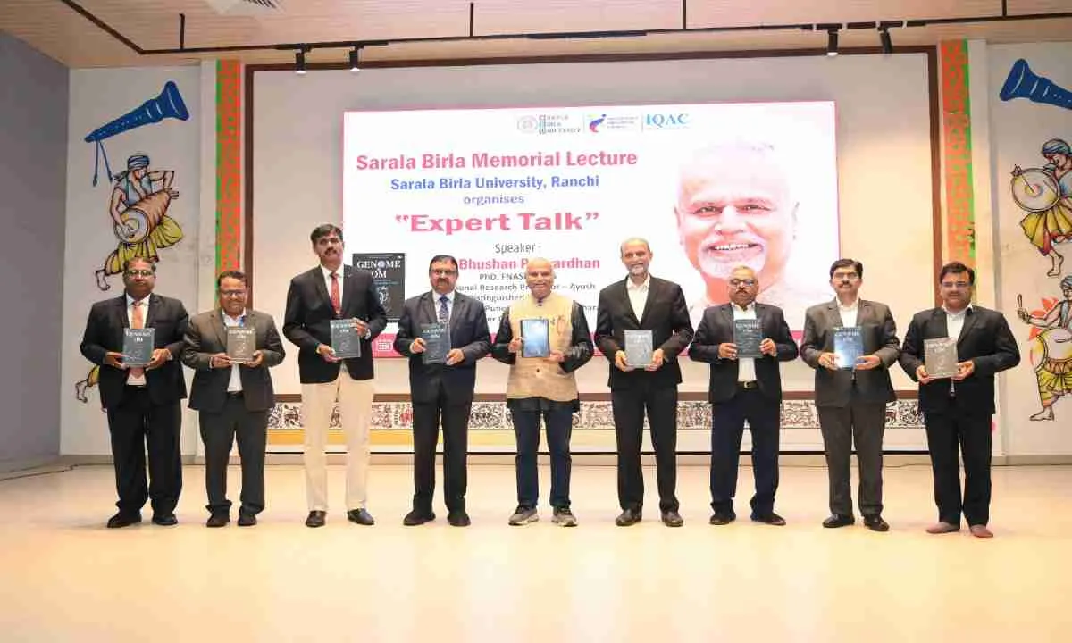 नैक के पूर्व चेयरमैन डॉ. भूषण पटवर्धन की पुस्तक 'जीनोम से ॐ तक' का एसबीयू में भव्य लोकार्पण