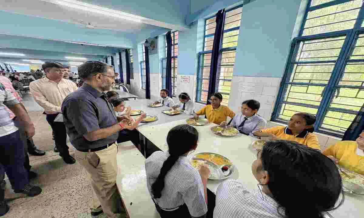 शिक्षा की गुणवत्ता, मूलभूत सुविधाएं और छात्रों की समस्याओं का डीसी ने लिया जायजा