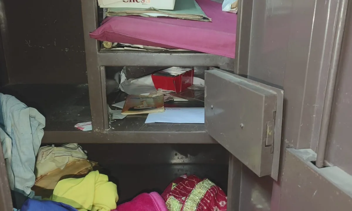 Crime News: पचंबा थाना क्षेत्र में लाखों की चोरी, दीवार तोड़कर घर में घुसे चोर