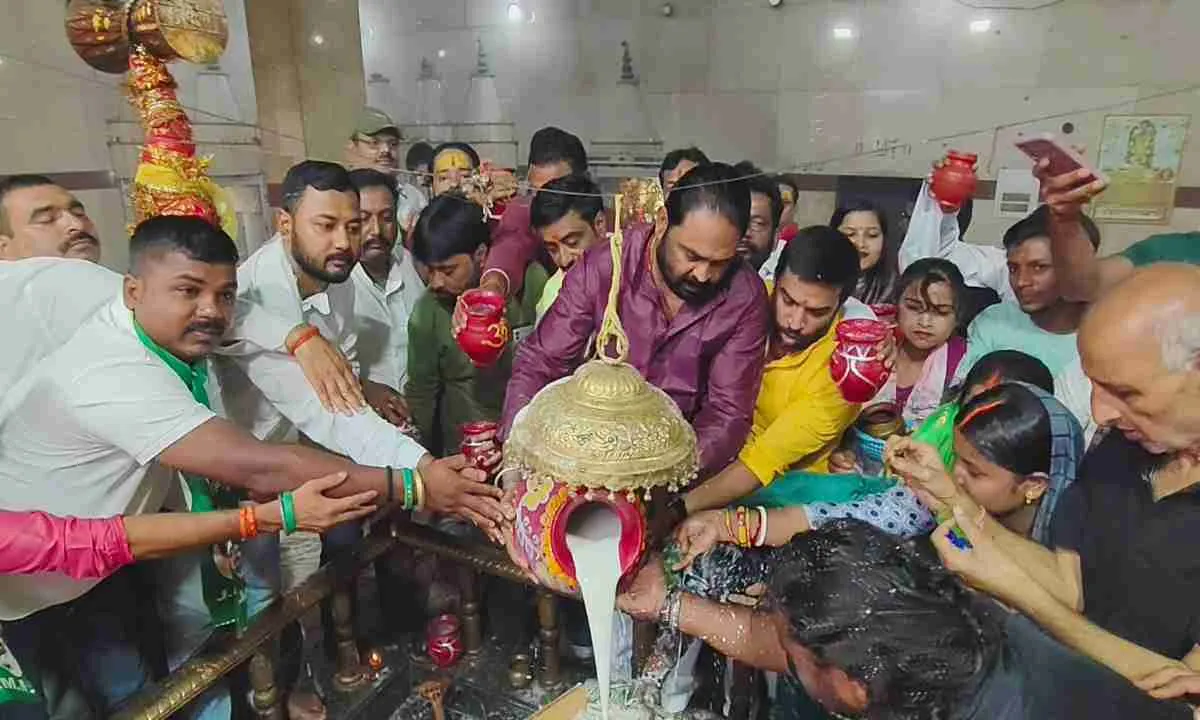 दिशोम गुरु शिबू सोरेन के स्वास्थ्य लाभ हेतु पहाड़ी मंदिर में झामुमो ने किया जलाभिषेक