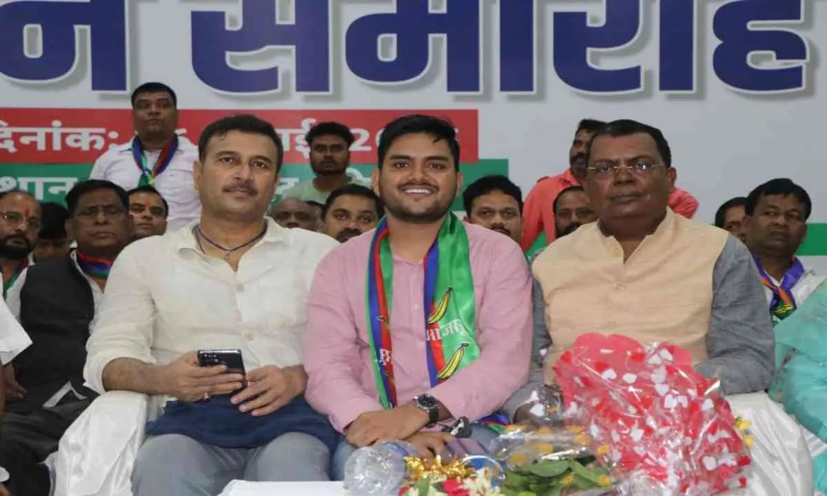 Bokaro News: झारखंड की राजनीति में नया मोड़, सैकड़ों लोग आजसू से जुड़े