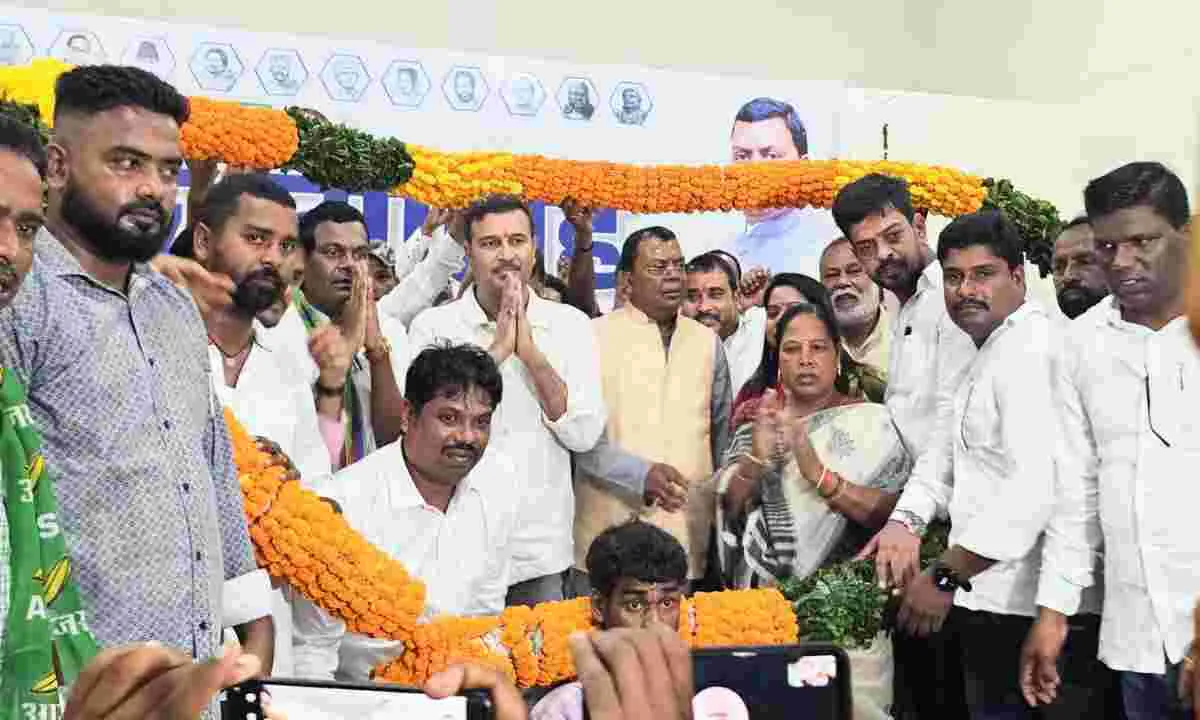 झारखंड में चल रहा माफिया राज, विस्थापितों के मुद्दे गौण: सुदेश महतो