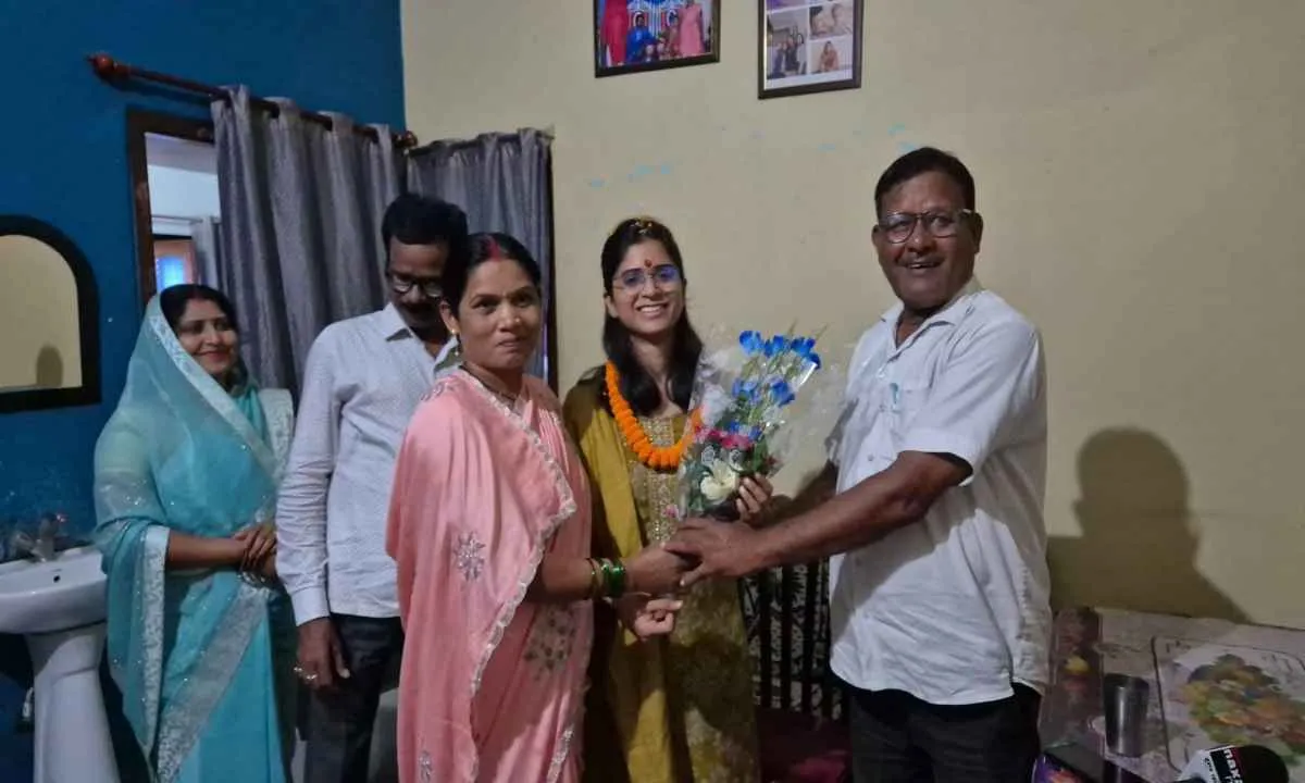 गांव की पहली बेटी बनीं अफसर, पिता बोले– बेटी ने गर्व से ऊंचा किया सिर