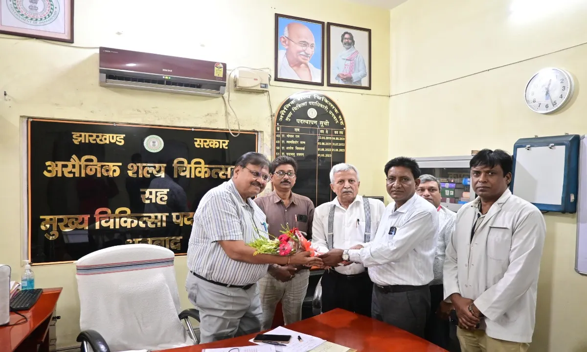 Dhanbad News: डॉ आलोक विश्वकर्मा ने लिया पदभार, ग्रामीण स्वास्थ्य सेवा को सुदृढ़ करना प्राथमिकता