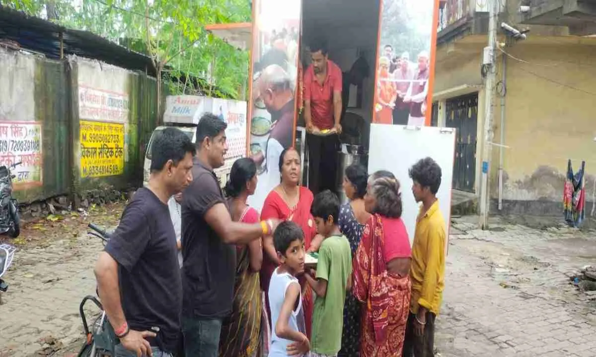 बाढ़ पीड़ितों के लिए राहत: जमशेदपुर में 300 से अधिक लोगों को मिला दोपहर का भोजन