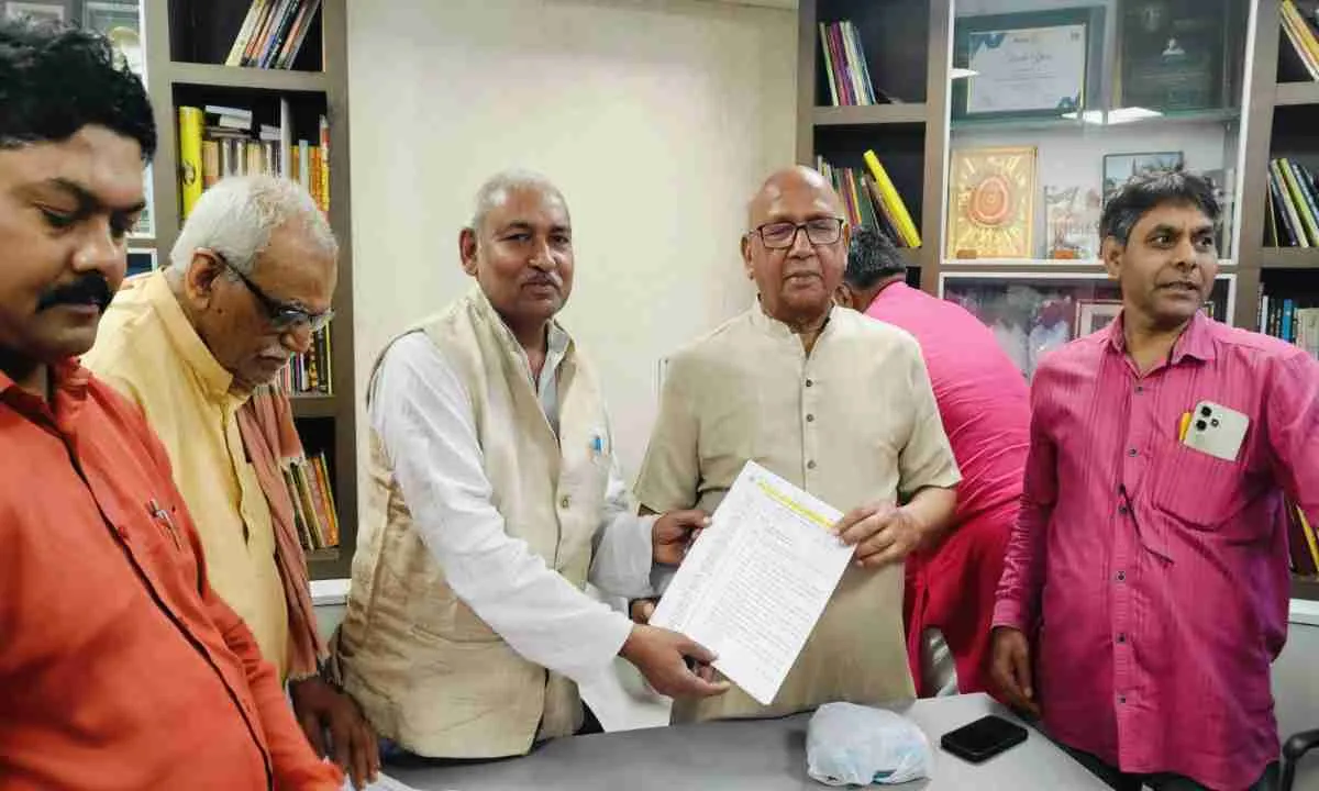 Jamshedpur News: बकाया कमीशन की मांग को लेकर डीलर्स ने सरयू राय से की मुलाकात