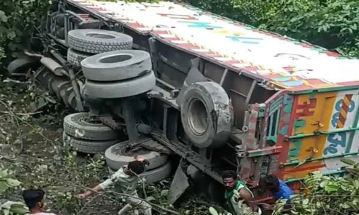 Koderma News: घाटी में भीषण सड़क हादसा, कंटेनर की टक्कर से तीन की मौत एक घायल 