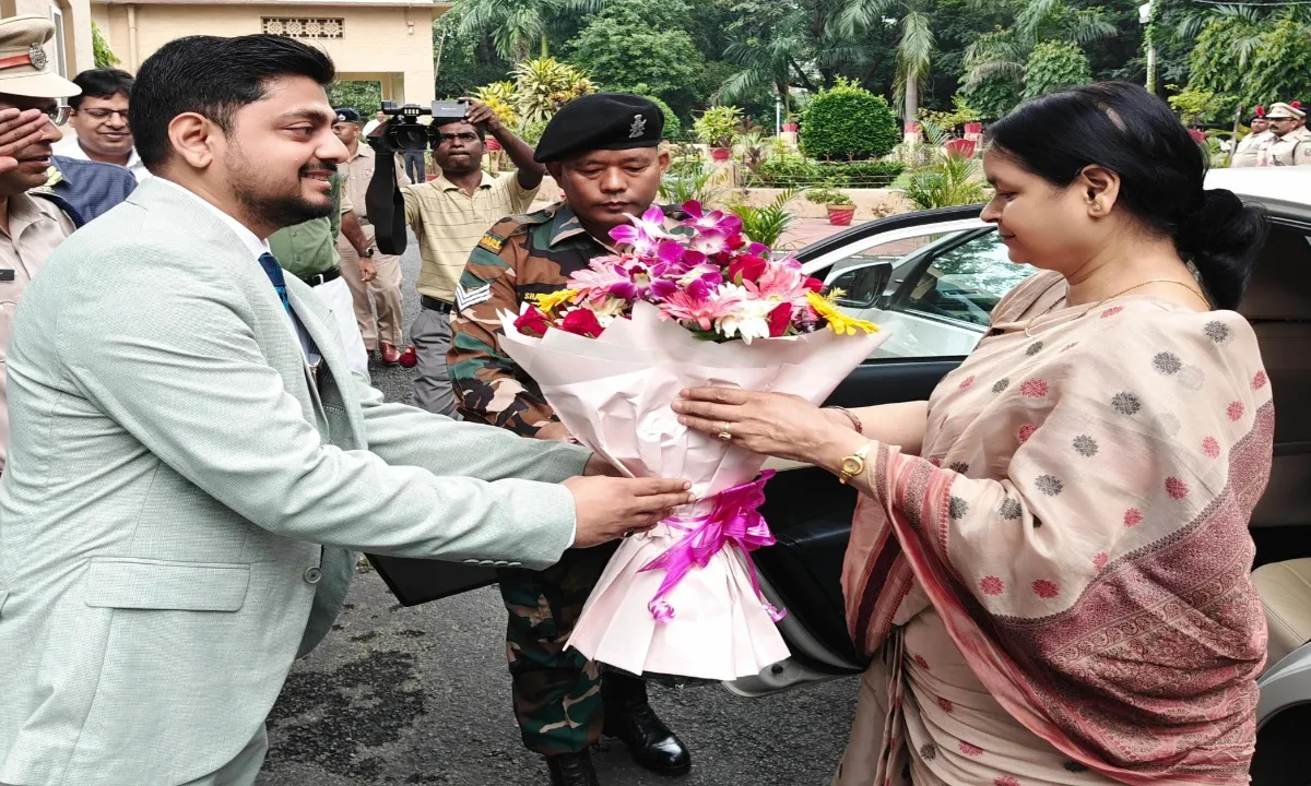 मुख्य सचिव पहुंची धनबाद, जिला प्रशासन की ओर से दिया गया गार्ड ऑफ ऑनर