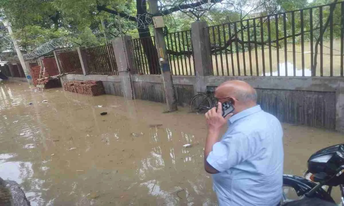 बरसात से पहले मरम्मत नहीं, अब घरों में पानी! सरयू राय का प्रशासन पर तीखा हमला