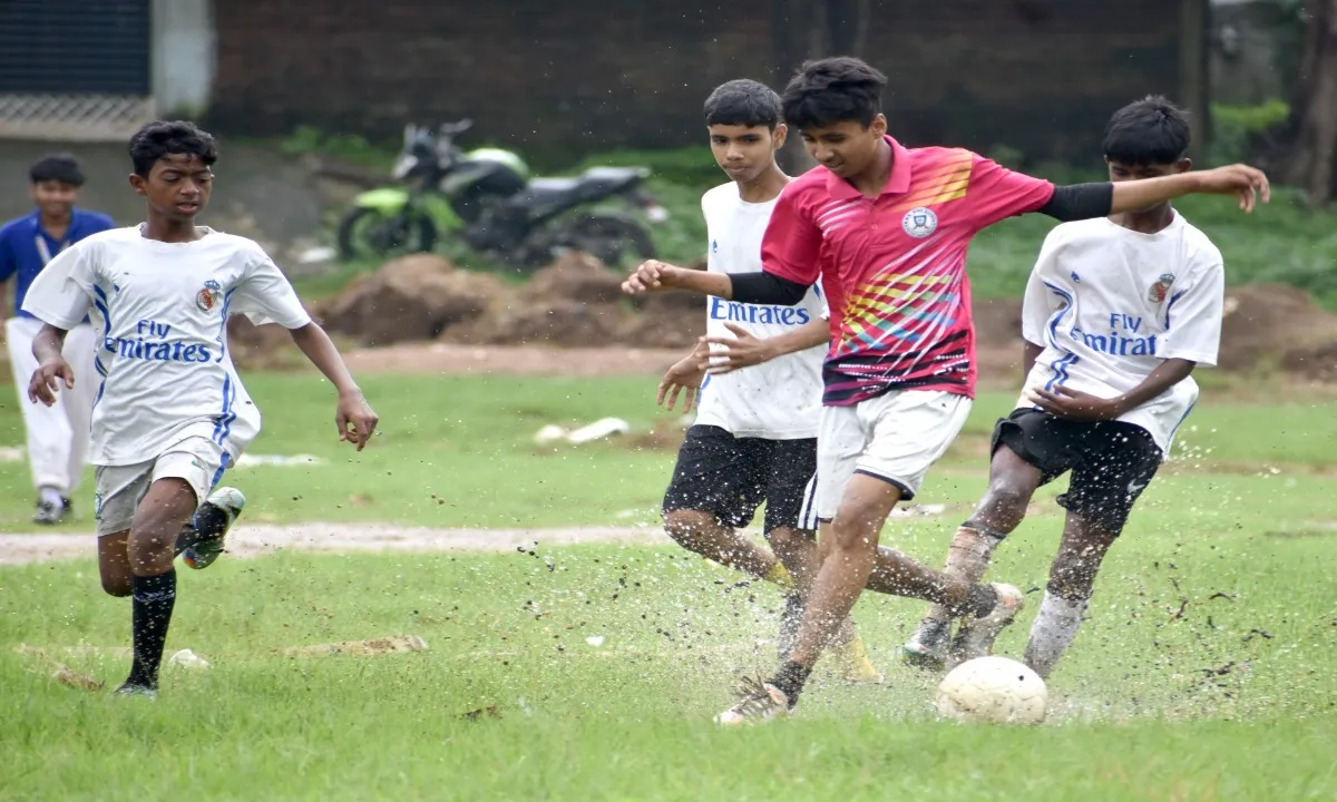 Ranchi News: एमएमके हाई स्कूल बरियातु में इंटर हाउस फुटबॉल प्रतियोगिता का भव्य शुभारंभ
