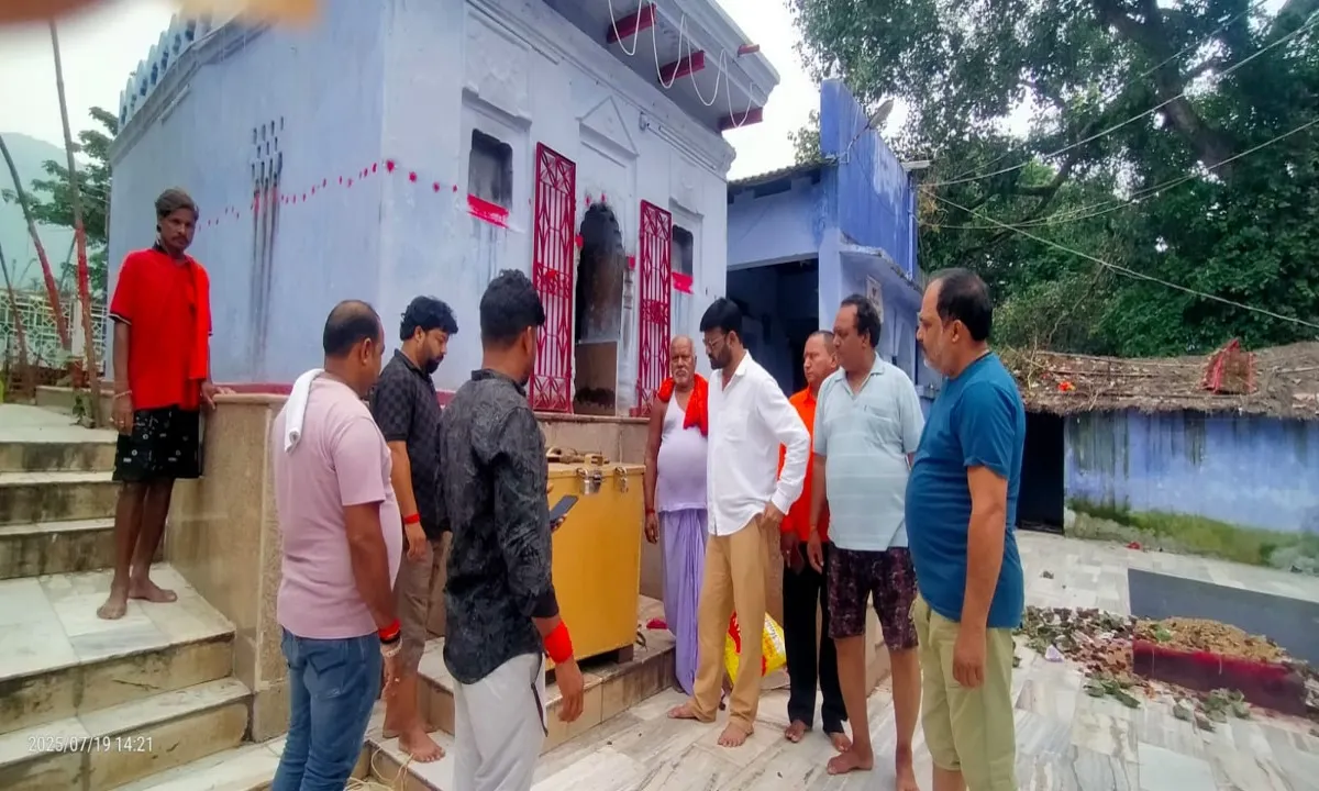 चोरी की घटना के बाद मां नगर भगवती मंदिर पहुंचे प्रतुल शाहदेव, मंदिर में रात्रि प्रहरी की नियुक्ति करने की मांग  