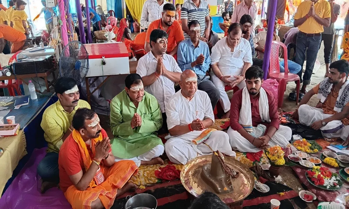 सरयू राय ने तारापुर में कराया रुद्राभिषेक, शिविर में कांवड़ियों की सेवा