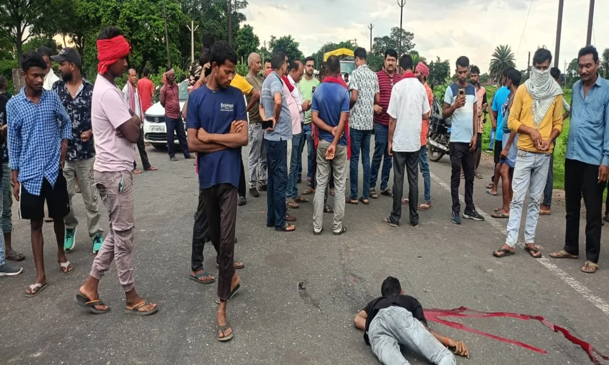 Giridih News: तेज रफ्तार का कहर अज्ञात वाहन कि चपेट में आने से दो की मौत एक घायल