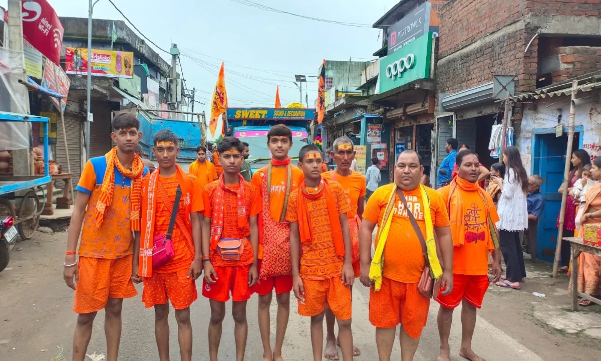 Giridih News: भव्य शोभायात्रा के साथ कांवरिया जत्था सुल्तानगंज के लिए रवाना