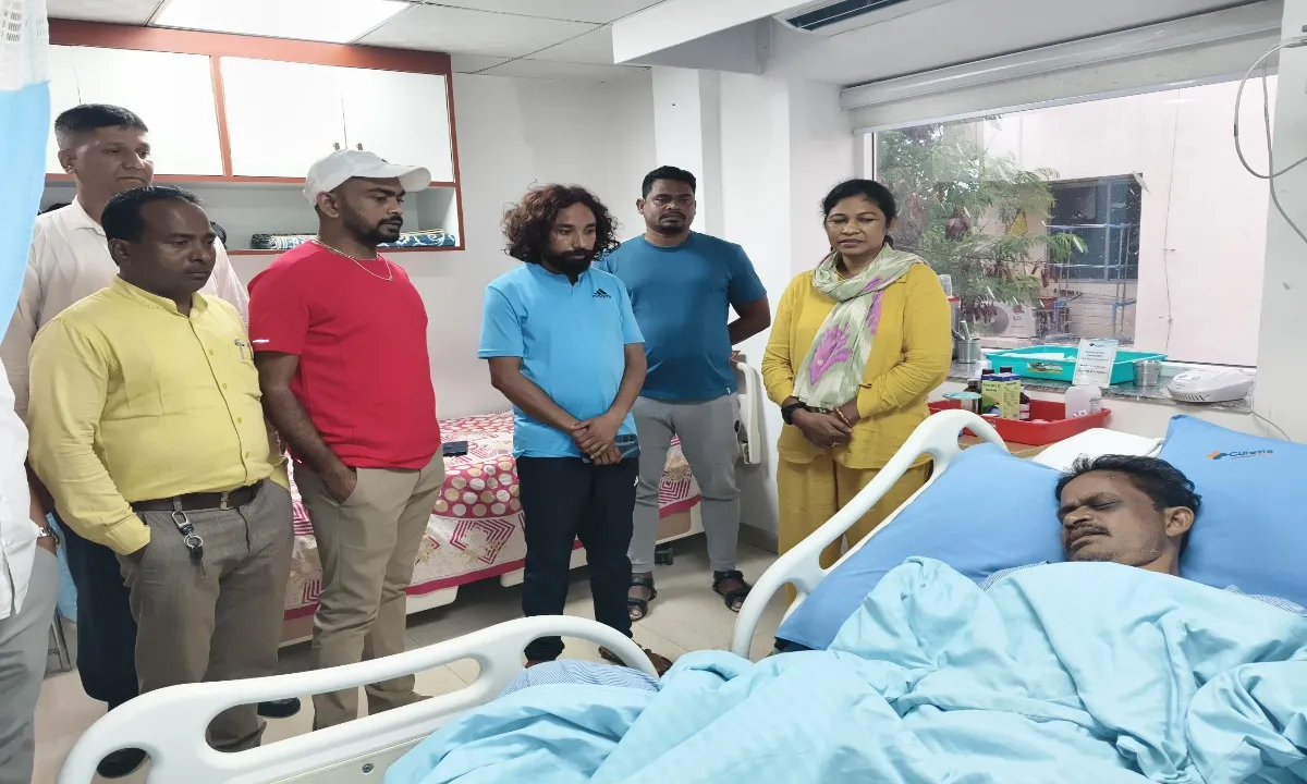 पूर्व हॉकी खिलाड़ी विमल लकड़ा के स्वास्थ्य स्थिति जानने जयराम महतो पहुंचे अस्पताल