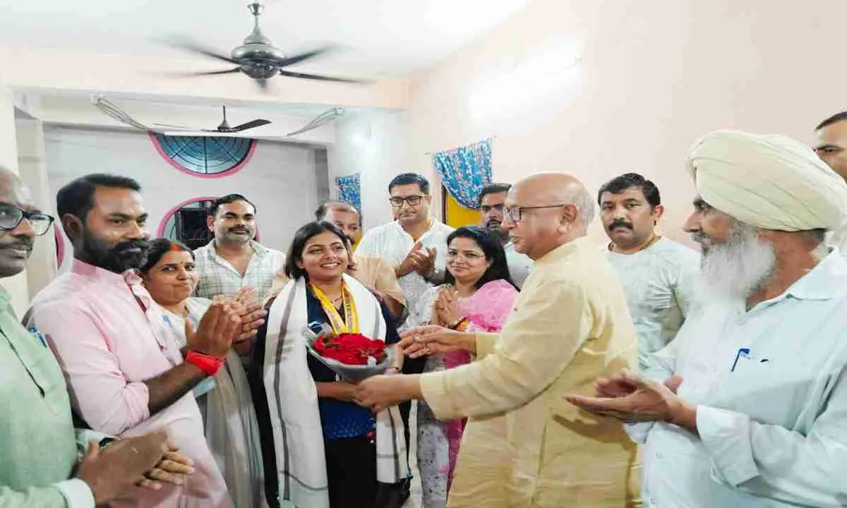 Jamshedpur News: विश्व स्ट्रेंथ लिफ्टिंग में भारत के लिए दो स्वर्ण जीतने वाली स्नेहा को सरयू राय ने किया अभिनंदन  