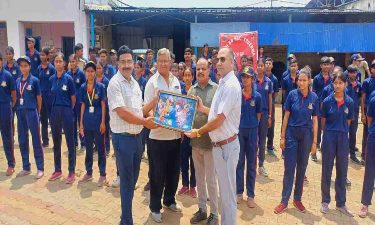 Koderma News: NCC कैडेट्स ने गौशाला में किया सेवा कार्य, गौवंश संरक्षण का सीखा पाठ