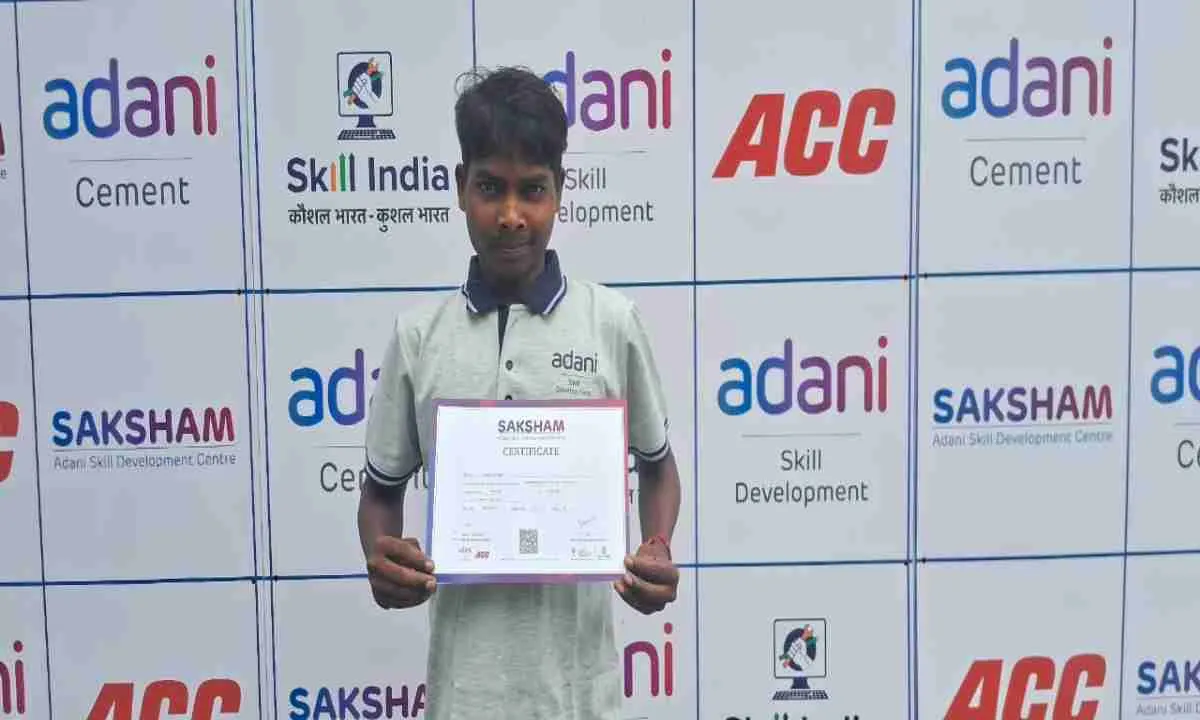 Chaibasa News: अदाणी फाउंडेशन एसीसी ने ग्रामीण युवाओं को कौशल विकास के माध्यम से बना रहा है सशक्त