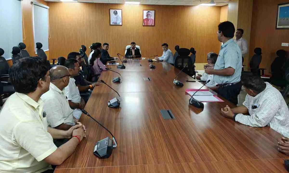 Dhanbad News: सड़कों पर जानबूझकर पशुओं को छोड़ने वालों को दिया जाएगा आर्थिक दण्ड: उपायुक्त