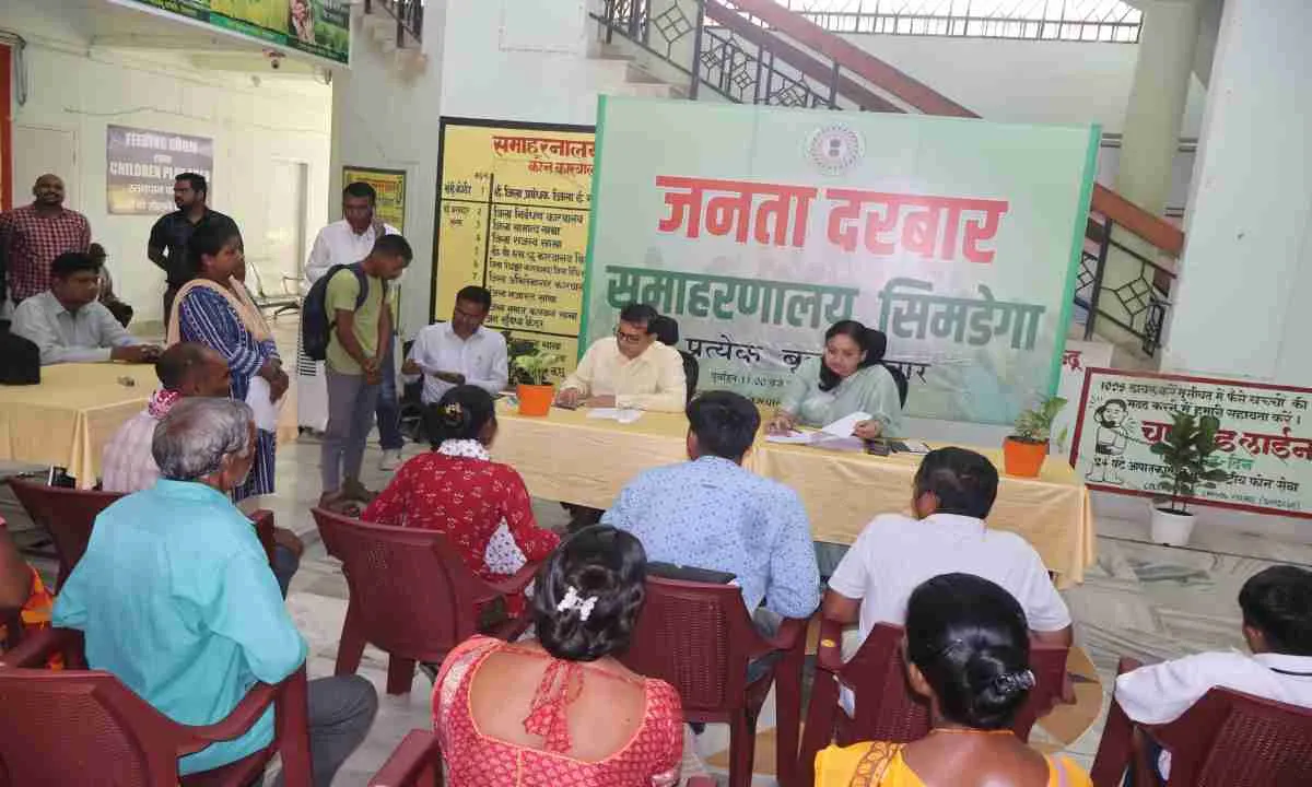 Simdega News: उपायुक्त ने जनता दरबार में सुनी लोगों की समस्याएं, संबंधित विभागीय अधिकारियों को दिए शीघ्र कार्रवाई के निर्देश