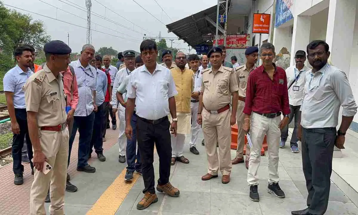Giridih News: रेलवे स्टेशन का निरीक्षण करने पहुंचे पीसीसीएम 