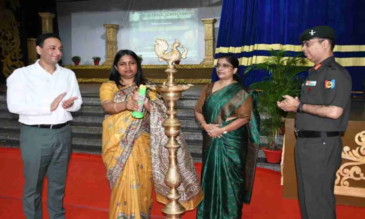 Ranchi News: डीपीएस में कक्षा दसवीं के मेधावी छात्र सम्मानित