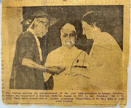 Moji_Riba_being_awarded_Tamra_Patra  