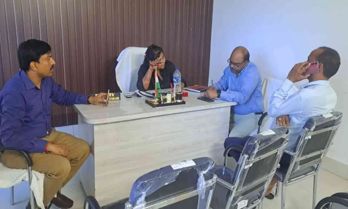 Koderma News: आपूर्ति पदाधिकारी ने स्वास्थ्य केंद्र का किया निरीक्षण, प्रखंड प्रमुख समेत कई कर्मी रहे उपस्थित 