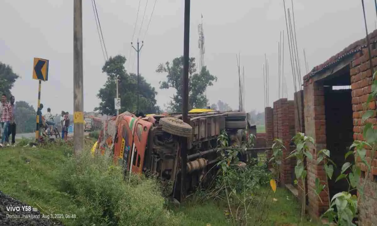 Giridih News: फिटकोरिया मोड़ पर पलटी झाड़ू घास लदी ट्रक, बाल-बाल बचे चालक व उपचालक