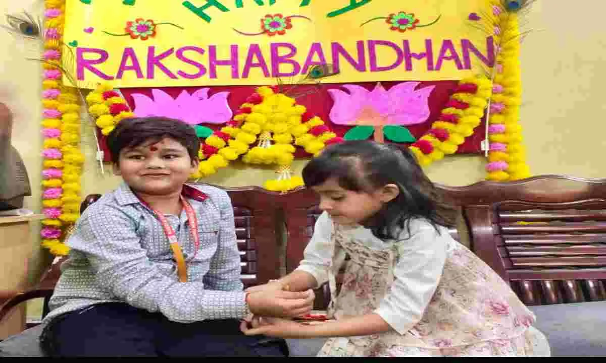 Koderma News: मंजुला शर्मा मेमोरियल अकादमी में विशेष रक्षाबंधन कार्यक्रम, छात्रों ने बाँधी एक-दूसरे को राखी 