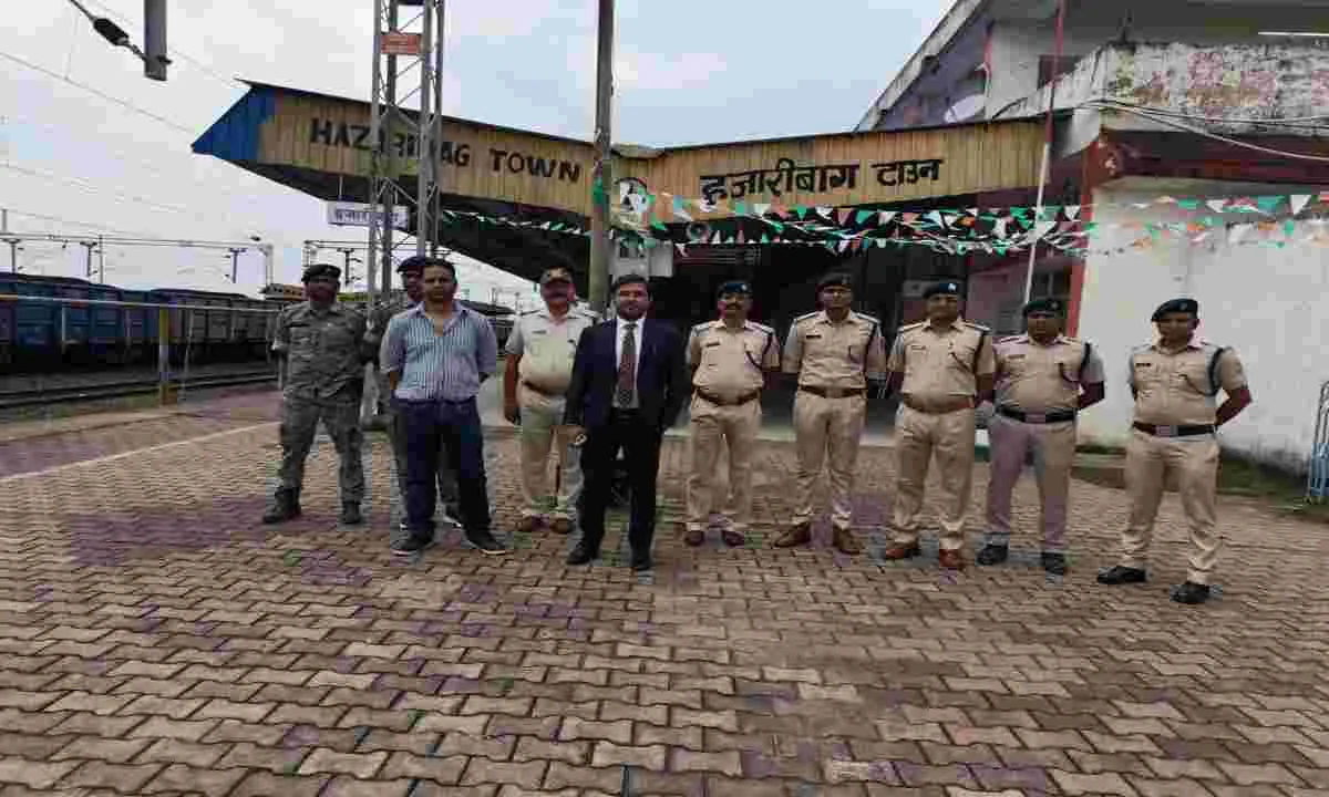 Hazaribagh News: टाउन रेलवे स्टेशन पर विशेष चेकिंग अभियान, 21 लोगों पर जुर्माना