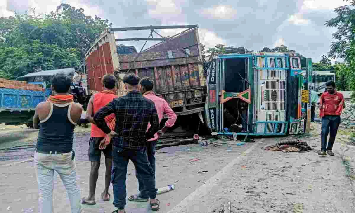 Koderma News: दो ट्रकों की भिड़ंत, तीन लोग घायल, बस दुर्घटनाग्रस्त 