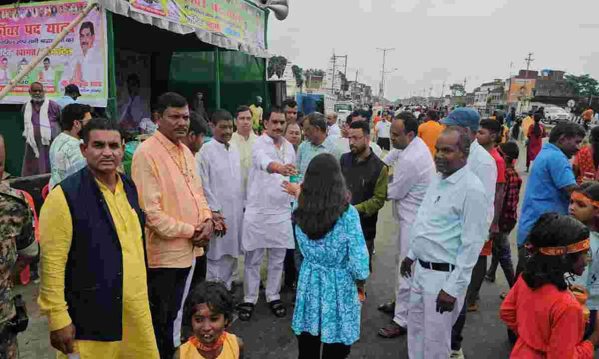 Koderma News: कांवर पदयात्रियों के लिए लस्सी,जूस और पानी की व्यवस्था, शिवभक्तों का भव्य स्वागत