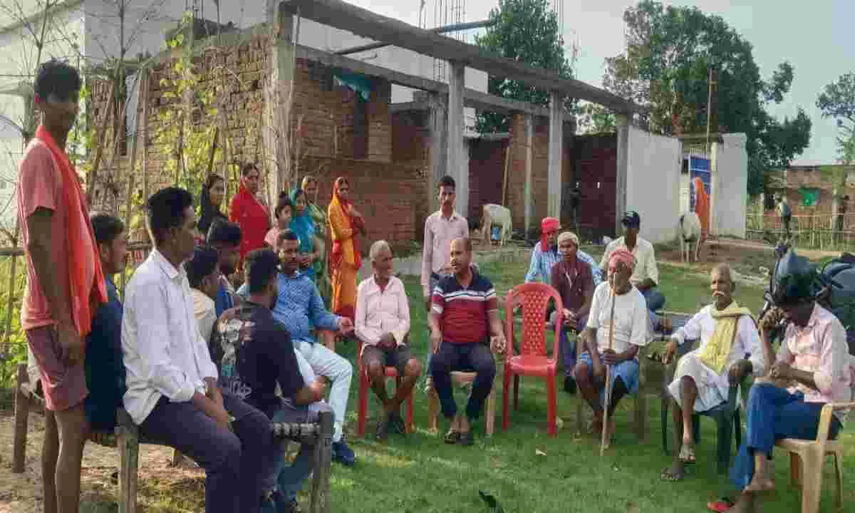 Giridih News: महुआर में भू-माफियाओं का आतंक उफ़ान पर, ग्रामीणों ने किया विरोध