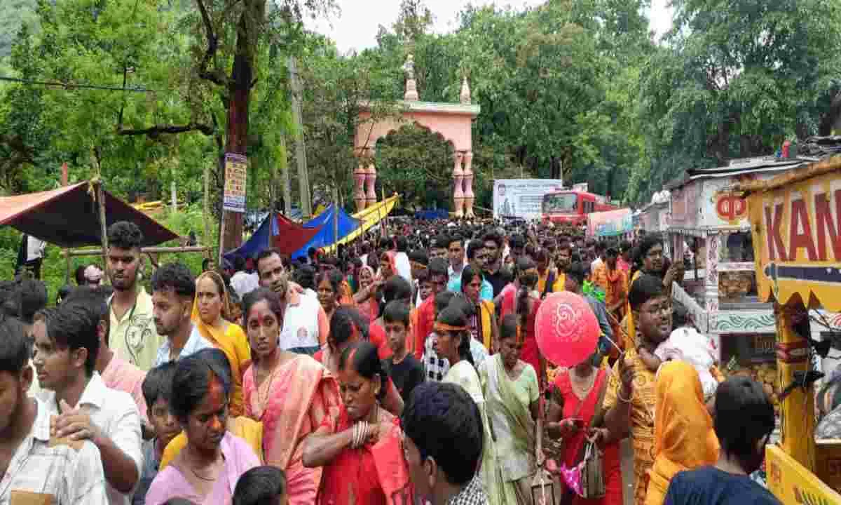 Koderma News: शिव की धुन पर थिरके भक्त , झरनाकुंड से जल लेकर पहुंचे ध्वजाधारी धाम