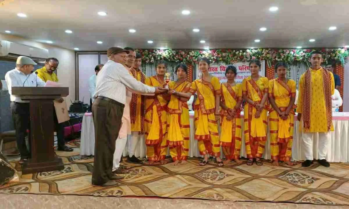 Koderma News: सीपीएस विद्यालय के छात्रों का जिला स्तरीय राष्ट्रीय समूहगान प्रतियोगिता में उत्कृष्ट प्रदर्शन 