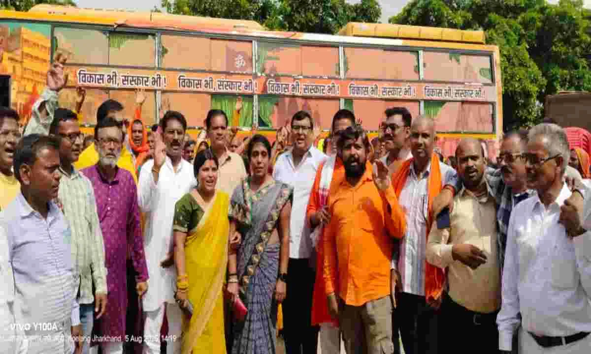 Hazaribagh News: तलसवार से सांसद तीर्थ दर्शन यात्रा का आठवां जत्था हुवा रवाना