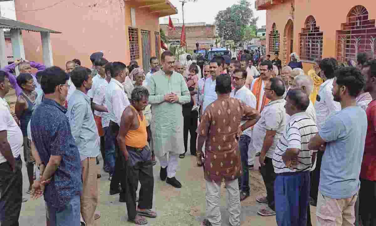 Hazaribagh News: जरबा ग्राम पहुंचे सांसद मनीष जायसवाल, तपती धूप में ग्रामीणों संग गांव का किया भ्रमण, सुनी लोगों की समस्याएं