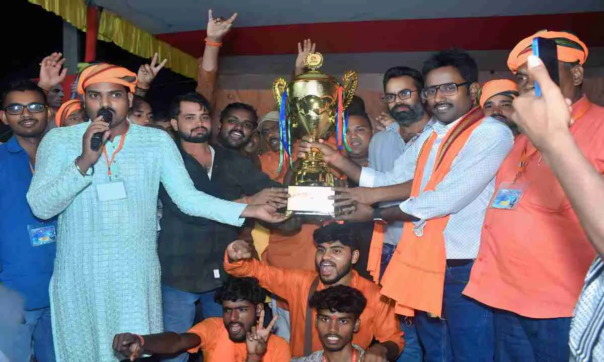 Hazaribagh News: ग्राम युवा संगठन कांडतरी के बैनर तले कांवरिया संघ हुए सम्मानित