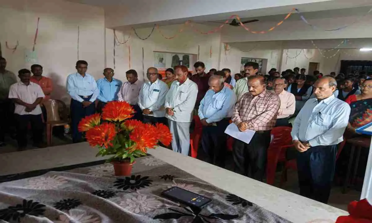 Hazaribagh News: कर्णपुरा महाविद्यालय में शोकसभा का आयोजन, दिशोमगुरु को दी श्रद्धांजलि 