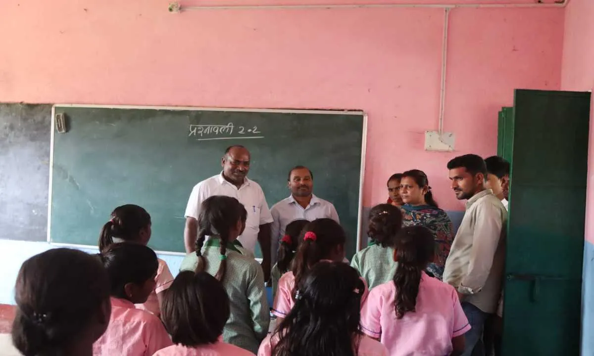 Giridih News: विद्यालय में गड़बड़ियां देख आक्रोशित हुई विधायक, डी.ई.ओ. को लगाया कॉल