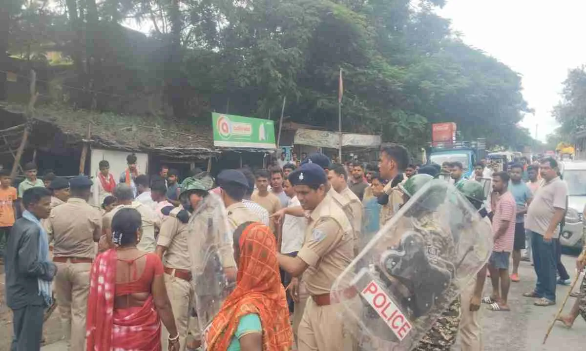 Giridih News: गिरिडीह कॉलेज के बाहर चला प्रशासन का बुलडोजर, लोगों ने किया हंगामा 