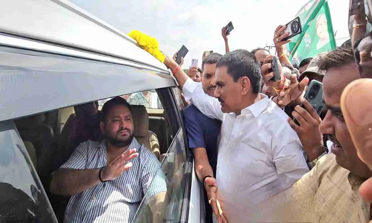  Political News: तेजस्वी यादव का सुभाष चौक पर राजद कार्यकर्ताओं ने किया स्वागत