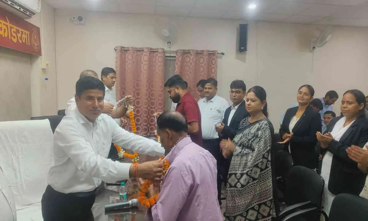 Koderma News: न्यायालयकर्मी रामचंद्र शर्मा के सम्मान में विदाई समारोह का आयोजन, लगभग चार दशक तक कार्य कर हुए सेवानिवृत