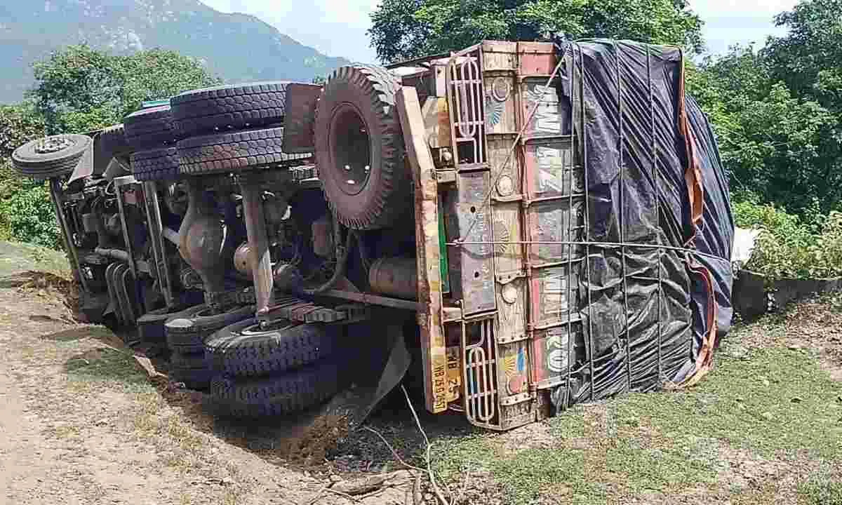 Koderma News: घाटी में ट्रक पलटा, बाल-बाल बचे चालक व उपचालक