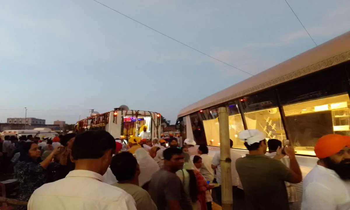 Koderma News: गुरु तेग बहादुर साहिब के जयकारों से गूंजा शहर महराणा प्रताप चौक पर हुआ भव्य स्वागत